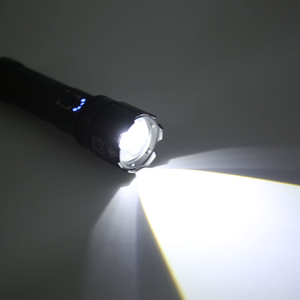 Lampes de poche tactiques LED XHP70 90 personnalisées en gros, haute luminosité 2000 lumens - Product Image 3