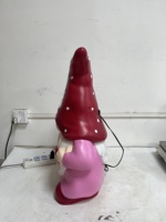 Personnage Tomte en forme de cœur alimenté par prise, en robe rose, pour vitrine de centre commercial, merchandising de fêtes, programmes de fourniture en gros pour producteurs