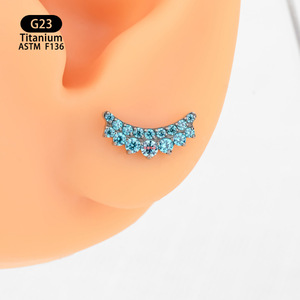 Boucles d'oreilles clous en titane 11 mm avec zircon aquamarine blanc serti à griffes pour piercing lèvre ou langue - Product Image 2