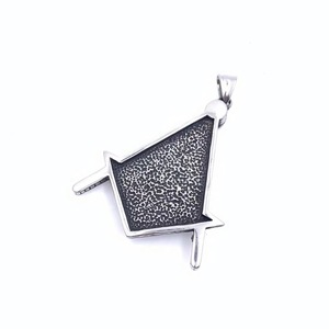Pendentif œil maçonnique pour homme en acier inoxydable avec incrustation de rubis, collier à thème géométrique pour un usage quotidien - Product Image 2