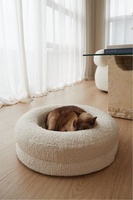 Coussin de voyage rond moderne de luxe en velours confortable, imperméable et rafraîchissant, avec housse amovible pour chiens et chats, idéal pour l'extérieur.
