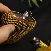 Flacon à liqueur de luxe en titane pur avec couvercle en bambou tressé à la main et fil doré, style vintage, ultra-léger, cadeau d'affaires