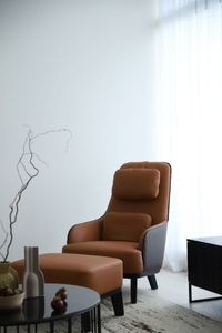 Sillón Lisbon de diseño moderno con marco de madera duradero, cojines de tela suave, estética elegante para la relajación - Product Image 5