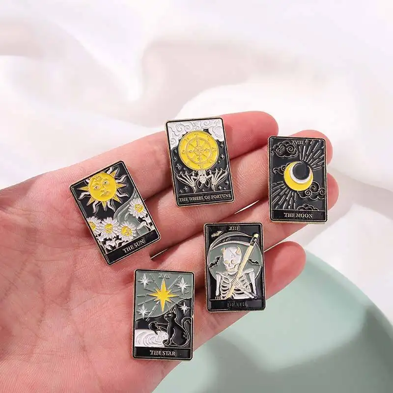 Fabricante personalizado mágico Retro Metal brillo solapa insignia tarjeta Tarot esmalte Pin Dropshipping con bisagra