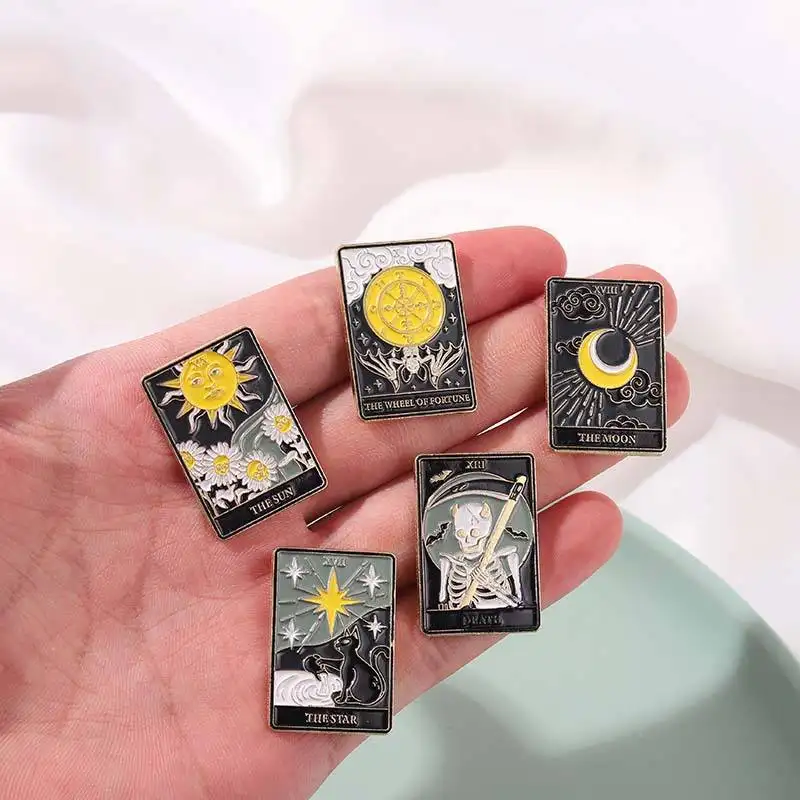 Produsen kustom Retro logam Glitter kerah kartu lencana Tarot Enamel Pin Dropshipping dengan engsel