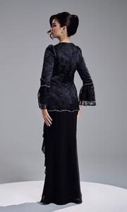 Ensemble formel musulman de luxe en dentelle jacquard 3/1, comprenant un cardigan ouvert à manches bouffantes et bordure dorée, et une jupe longue sirène drapée à volants - Product Image 5