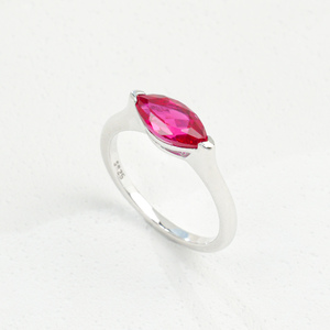 Bague minimaliste polyvalente en rubis cultivé en laboratoire - Product Image 1