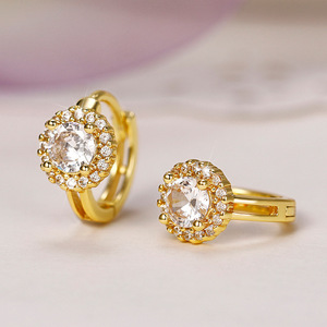 Orecchini a Perno Classici con Fiore e Cristallo, Gioielli con Montatura a Griffe per Donne - Product Image 2