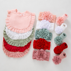 Set de Regalo de 3 Piezas para Bebés Niñas: Diadema de Algodón con Estampado Floral, Babero de Muselina con Volantes y Calcetines Florales para Fotografía de Recién Nacidos - Product Image 3