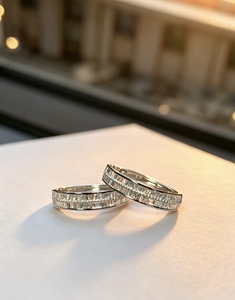 Pendientes de Aro Huggie Xinfly de Oro de 18k con Diamantes Naturales Baguette de 1.00ct, Dos Líneas con Engaste Pavé, Clásicos - Product Image 5