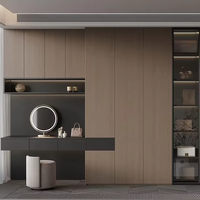 Armoire murale complète de style italien, design à poignées encastrées, meuble de rangement de chambre avec coiffeuse intégrée