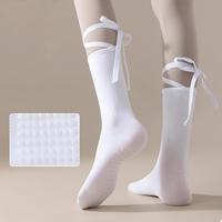 Chaussettes de Pilates mi-mollet respirantes et antidérapantes en dentelle, personnalisables, pour femmes, idéales pour le yoga et les sports d'intérieur (vente en gros)