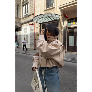 Gabardina Corta Beige con Detalle de Pliegues Tipo Globo, Hombros Descubiertos y Cierre Cruzado, Relleno de Algodón - Product Image 3