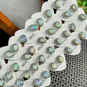 Orecchini a Perno con Opale Naturale di Forma Ovale, Ago in Argento S925, Delicati per Piercing, Gioielli Semplici e alla Moda - Product Image 2