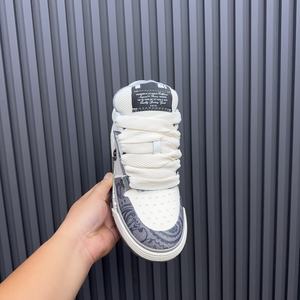 Chaussures décontractées montantes pour hommes, style streetwear, gris et blanc, à bout ouvert, semelle épaisse, avec empeigne en toile à motifs et fermeture auto-agrippante - Product Image 3