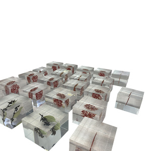 Factory Wholesale High Transparent Resin Solid Cube Block Crafts for Decorative and Handicraft Purposes