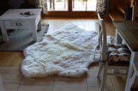 Tapis d'appoint scandinave en peau de mouton naturelle blanc XXL - Tapis douillet et adapté aux animaux domestiques 200-220cm X 140-160cm, fait main, à poils moyens