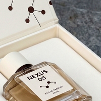 Boîte à parfum rigide de style livre blanc magnétique personnalisée de qualité supérieure avec insert ajusté pour la présentation de parfums et l'emballage cadeau