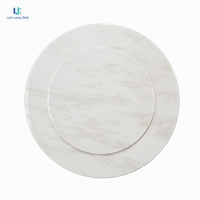 Table à manger ronde en marbre blanc Luca |   Plateau tournant translucide Ice Jade, base en métal doré et noir, motif nuage crème, luxe