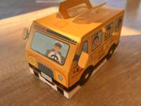 Boîte cadeau personnalisée en forme de bus scolaire jaune avec poignée, fenêtre transparente, en carton, pour emballage de jouets pour enfants, bonbons et vente en gros