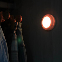 Lampe de nuit LED à piles télécommandée, 16 couleurs RGB, capteur tactile, design moderne minimaliste, lampe boule de glace en plastique pour chambre et armoire