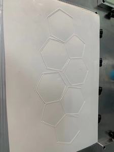 Machine de gaufrage hydraulique pour la découpe et le soudage à haute fréquence de revêtements en mousse souple, caoutchouc, PVC/TPU/PU, cuir de ballon de football et cuir de ballon de sport - Product Image 5