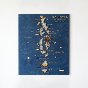 Décoration murale multicolore en bois superposé à l'effigie de l'atoll des Maldives, une peinture sur le thème des voyages côtiers et marins - Product Image 1