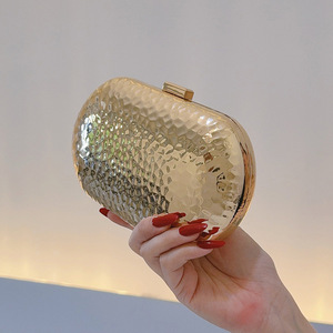 Bolso de mano rígido de metal con patrón de martillo dorado, directo de fábrica, para cena, regalo, venta al por mayor transfronteriza - Product Image 2