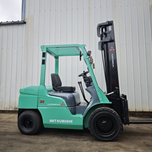 Chariot élévateur diesel Mitsubishi d'occasion, 3,5 tonnes, 4 mètres, 3 mâts avec fourches automatiques, en parfait état de marche - Product Image 5