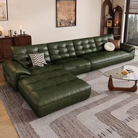 Canapé en cuir ciré vert olive style Mid-Century, capitonné, avec accoudoirs roulés et assise profonde, idéal pour petit salon ou appartement