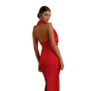 Robe de soirée élégante rouge en satin, coupe fourreau, longueur ras du sol, col bénitier, avec détails drapés, ajustée, sans manches, taille naturelle - Product Image 6