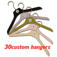 Cintre en velours floqué antidérapant en plastique, vente en gros d'usine, avec motif floral 3D blanc, logo personnalisé, crochet pour présentation de vêtements