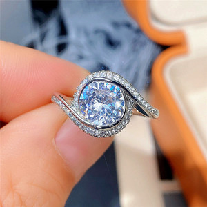 Anello a grappolo con gambo intrecciato per donna, gioiello da dito elegante e scintillante alla moda - Product Image 2