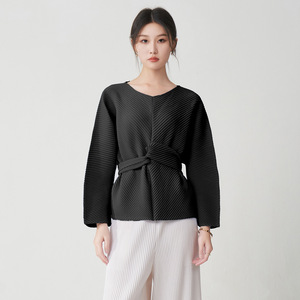 Blusas Plisadas Ecológicas de Alta Gama Miyake para Mujer, Diseño Elegante 2025, 100% Poliéster, Cuello en V, Manga Larga - Product Image 1