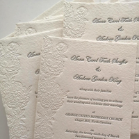 Invitation de mariage écologique en papier coton fait main, à bords festonnés et gaufrés, avec motif de Noël, sur mesure