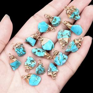 Collana di Tendenza con Ciondolo Charm in Pietra Grezza Intagliata Placcata Oro con Ametista e Turchese, Cristalli Naturali di Forma Irregolare per Regalo da Festa - Product Image 1