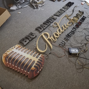 LED Backlit <span class=keywords><strong>Sinage</strong></span> Gương Đánh Bóng 3D Signage Trong Nhà Tiếp Nhận <span class=keywords><strong>Sinage</strong></span> - Product Image 6