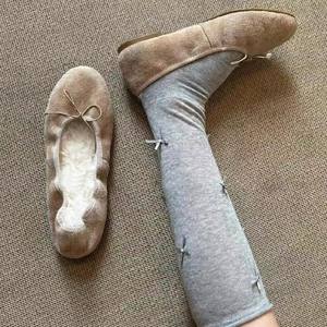 Version en stock ~ Chaussures plates en laine bouclée de style ballerine pour femmes, doublées de polaire, avec nœud, pour un trajet polyvalent - Product Image 2