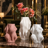 Vase en céramique avec un design sculptural organique pour fleurs et décoration intérieure