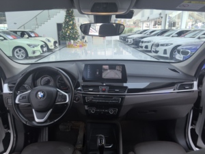 <span class=keywords><strong>BMW</strong></span> X1 2020, SUV Compacto Usado, Emisión Euro 6, Transmisión Automática, Volante a la Izquierda, Cámara Trasera, Asientos de Cuero, Techo Corredizo, Luces LED Oscuras - Product Image 3