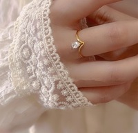 316L Edelstahl V-Form Herz Zirkon Ring PVD 18K Vergoldet Krappenfassung Glänzender Kubischer Zirkonia Feiner Ring für Damen