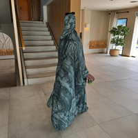 Ensemble Abaya et Hijab à Imprimé Marbre Artistique – Mode Modeste Contemporaine pour Boutique de Vêtements Féminins – Ensemble Robe Abaya