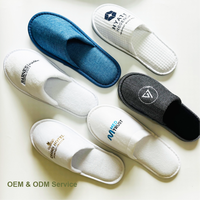 Chaussons jetables populaires en tissu de laine à rayures noires et blanches, confortables, doux, durables, à bout fermé, pour hôtels, adultes et enfants