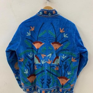 Blouson Bomber Personnalisé en Velours Bleu Brodé Suzani, Doublure Coton Épaisse Respirante pour l'Hiver, Fournisseur de Manteaux Duster Ouzbek - Product Image 3