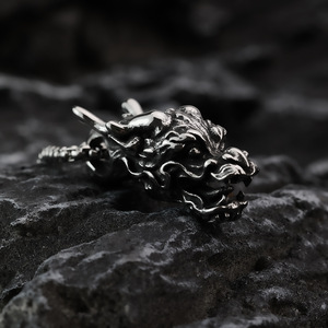 จี้หัวมังกรสแตนเลส สร้อยคอผู้ชาย ดีไซน์รูปทรงเรขาคณิต สไตล์ไม่สมมาตร - Product Image 1