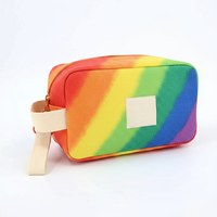 Pochette de maquillage personnalisée Royal Fair avec patch, rayures arc-en-ciel, doublure en toile et dragonne, pour le Mois de l'Orgueil et l'organisation de cosmétiques en voyage