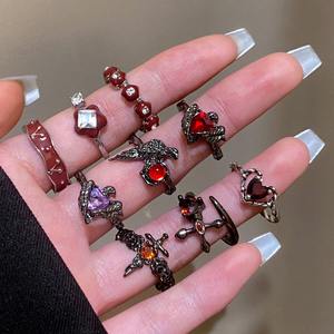 Bagues ajustables pour femmes, style gothique noir, avec cristal rouge, corbeau, strass rouge foncé, fleur de rose, symbole de croix et d'araignée - Product Image 1