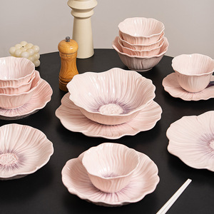 Ensemble de vaisselle en céramique avec motif de fleurs de coquelicot en relief - Vaisselle de luxe pour hôtel et maison - Ensemble de <span class=keywords><strong>assiettes</strong></span> en céramique florales rose pastel - Product Image 1