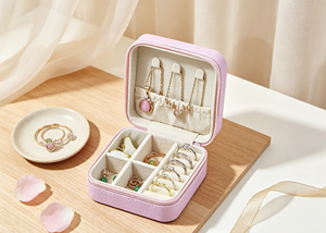 Estuche de Joyería Cuadrado Portátil de Alta Gama, Cierre Magnético, Tela de Cuero Sintético Rosa Claro, Diseño con Cierre de Cremallera, Múltiples Ganchos para Pendientes - Product Image 3