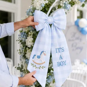 Nœud personnalisé pour porte de chambre de garçon, Nœud brodé pour couronne de fête prénatale, Décoration personnalisée pour chambre de bébé, Nœud d'annonce de naissance motif cheval à bascule - Product Image 1